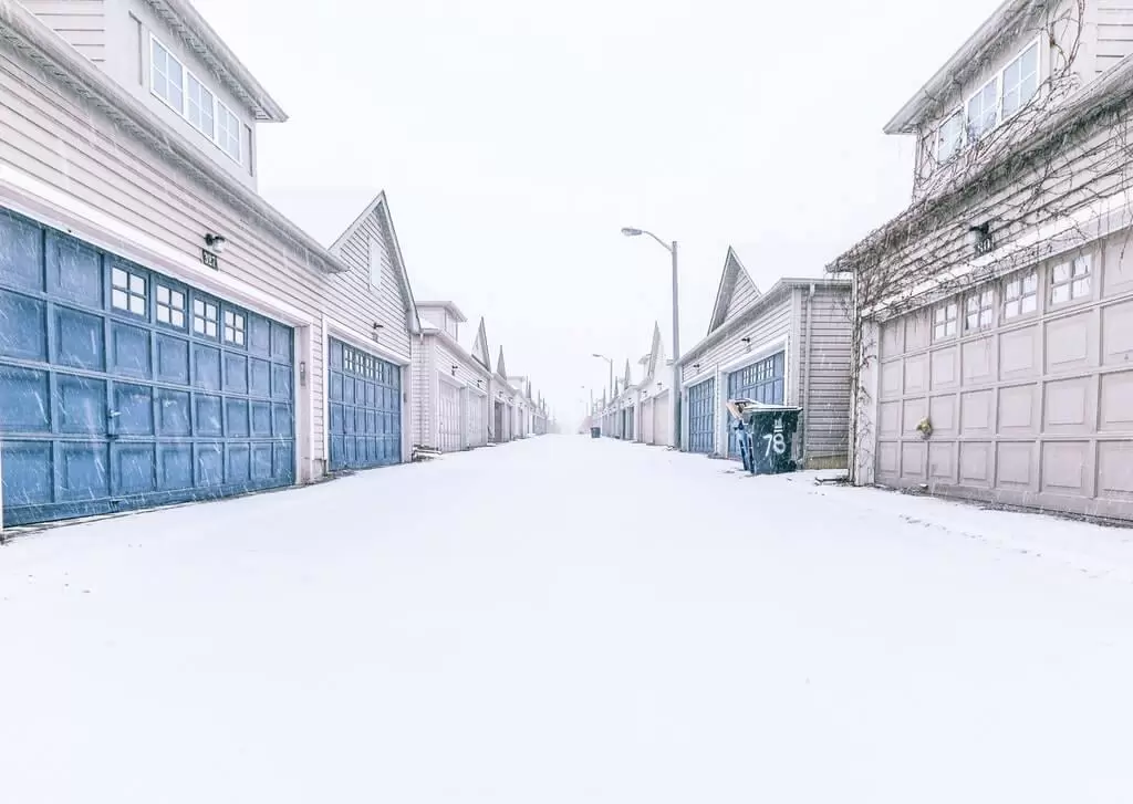 На фото гаражи в зимнее время.