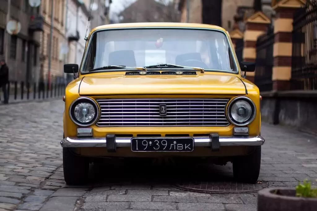 На фото изображен автомобиль желтого цвета.