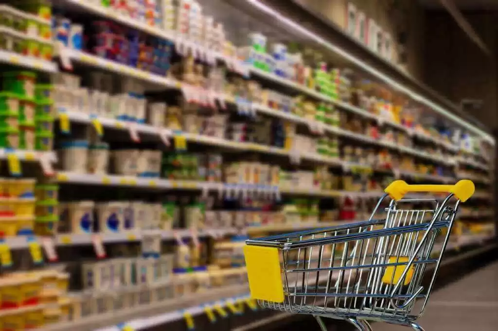 На фото продукты питания в супермаркете.